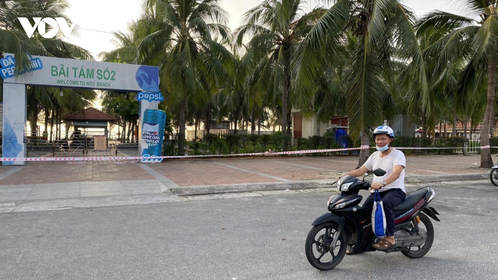 Da Nang beaches on first day of closure for COVID-19 combat